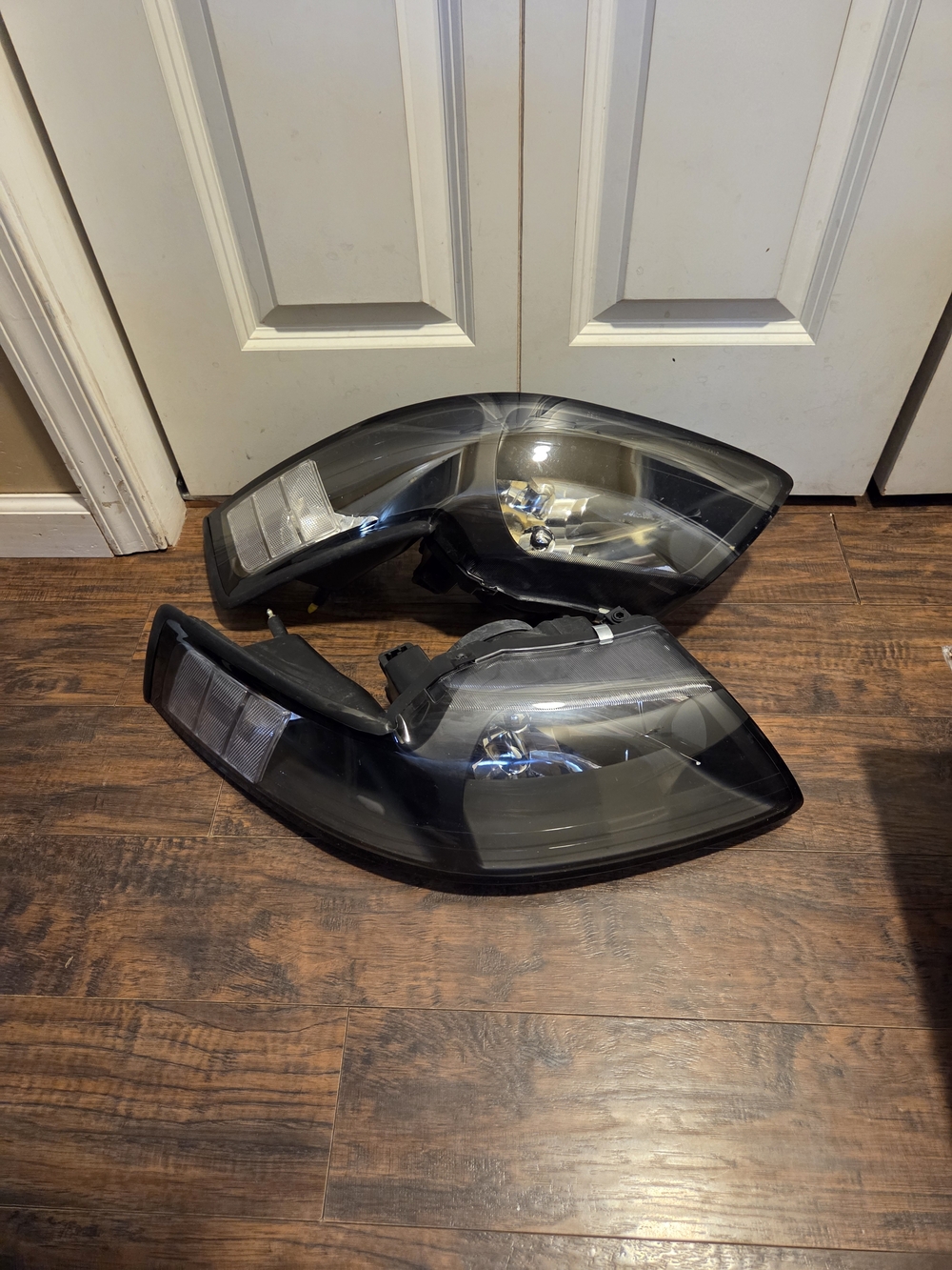 2001-2004 Ford Mustang Headlights Left And Right XR33-13005-A, XR33-13005-B